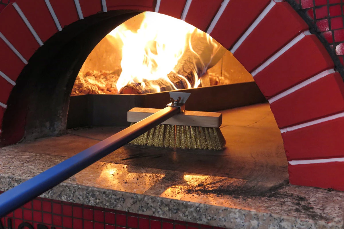 Ako vybrať správne nástroje na čistenie pizza pece?