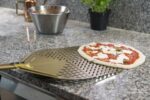 Perforovaná lopata na pizzu Gold – GI.METAL – Obrázok 2