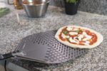 Perforovaná okrúhla lopata na pizzu Carbon – GI.METAL – Obrázok 3