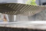 Perforovaná okrúhla lopata na pizzu Gold – GI.METAL – Obrázok 3