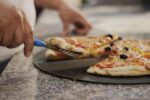 Perforovaná lopatka na pizzu – GI.METAL – Obrázok 3