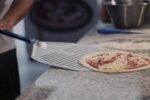 Perforovaná lopata na pizzu Azzurra – GI.METAL – Obrázok 3