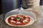 Perforovaná lopata na pizzu Azzurra – GI.METAL – Obrázok 2