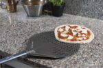 Perforovaná okrúhla lopata na pizzu Evoluzione – GI.METAL – Obrázok 2